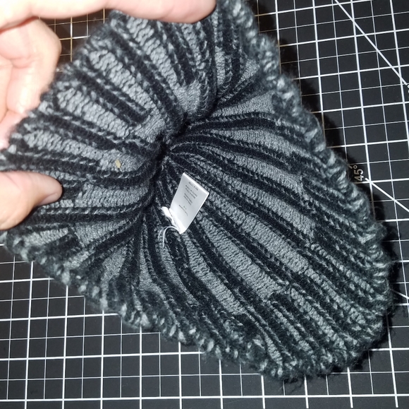Black and grey beanie - Picture 3 of 5